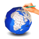 Иллюстрация руки с ручкой на синем фоне с пазлами