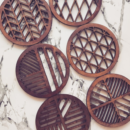 Деревянные подставки под чашки с геометрическими узорами